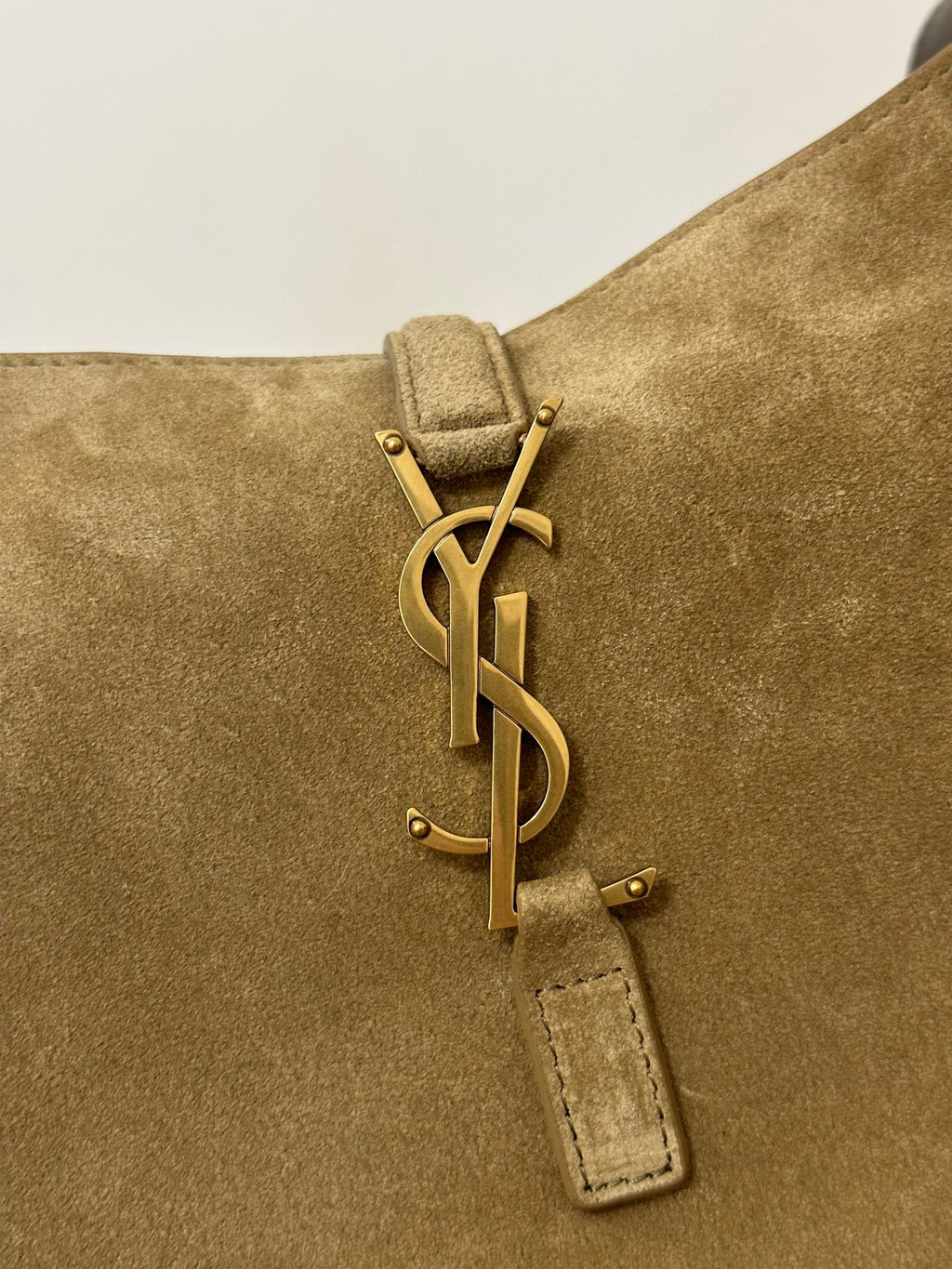 LE 5 À 7 SUPPLE SMALL 22 IN PEANUT BROWN SUEDE