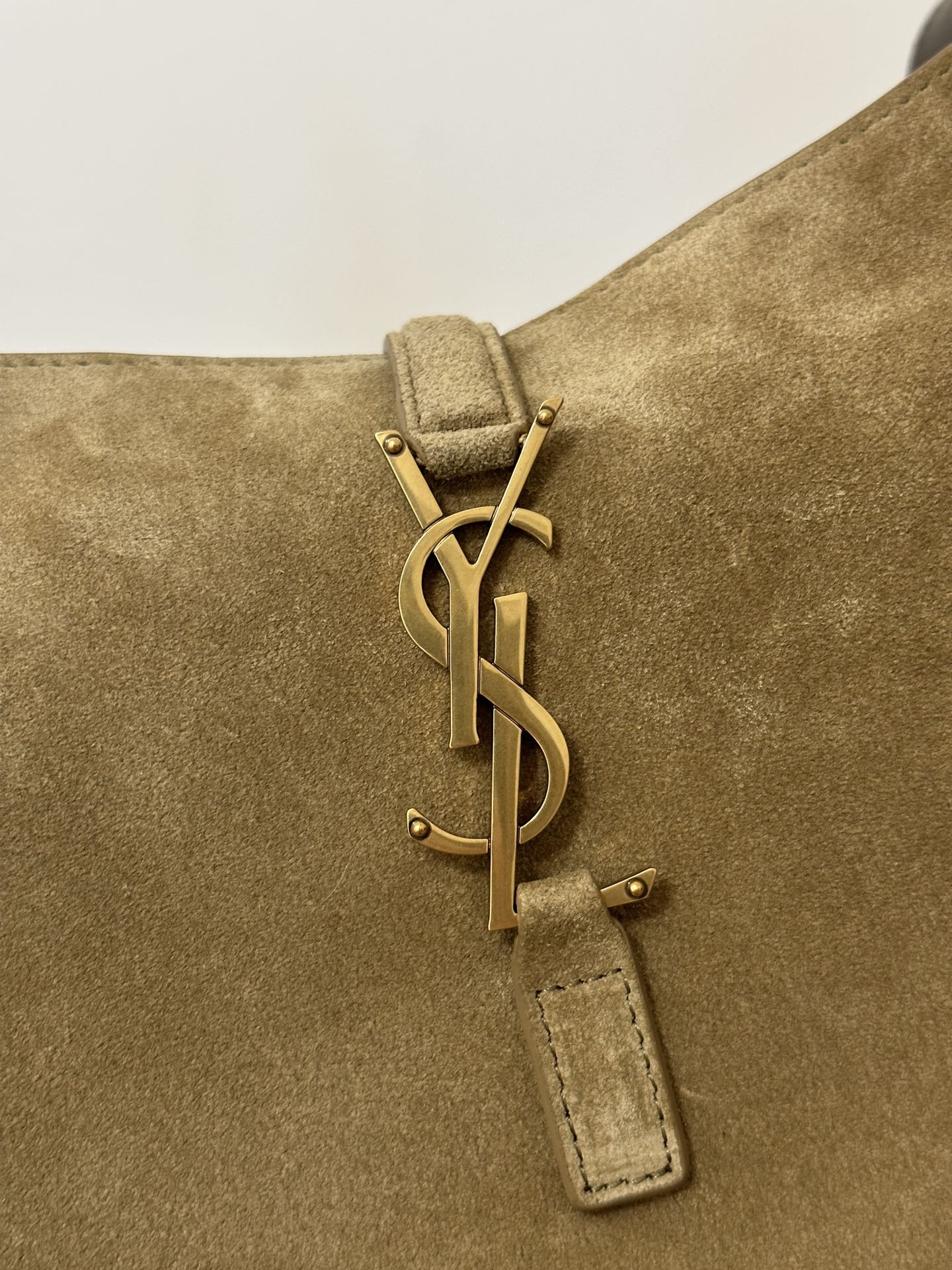 LE 5 À 7 SUPPLE SMALL 22 IN PEANUT BROWN SUEDE