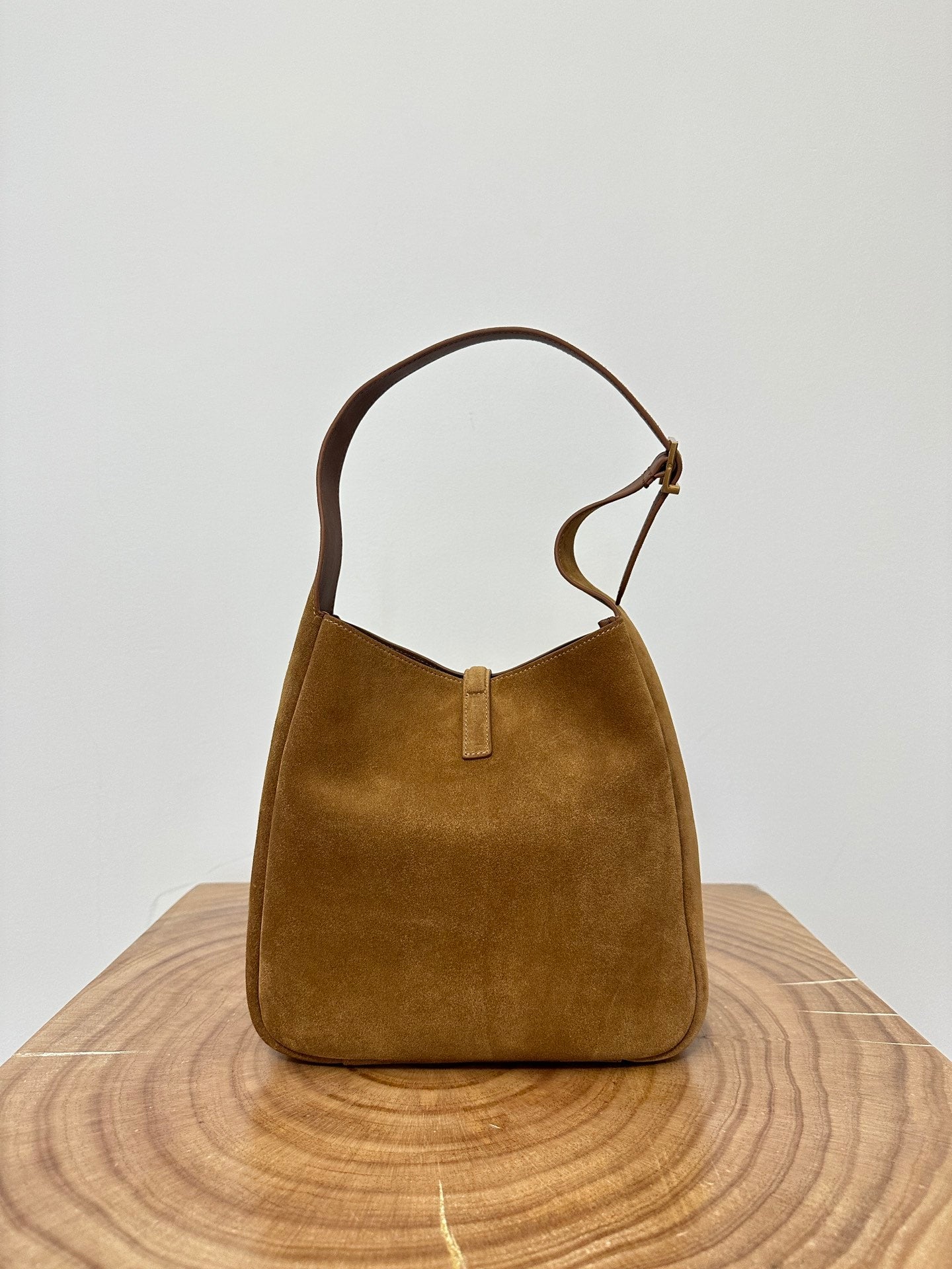 LE 5 À 7  SUPPLE SMALL 22 IN  CARAMEL BROWN SUEDE