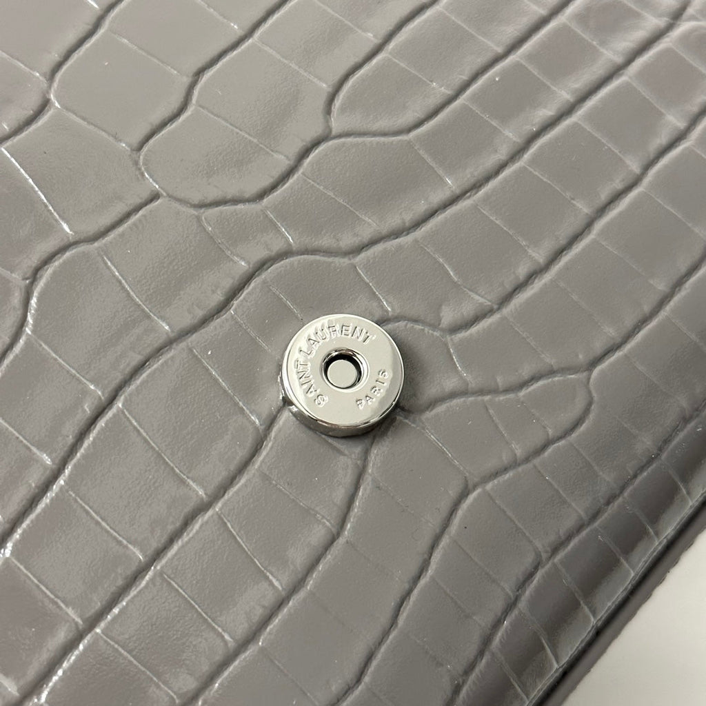 KATE TASSEL 24 KROKODILMUSTER DUNKELGRAUES KALBSLEDER