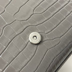 KATE TASSEL 24 KROKODILMUSTER DUNKELGRAUES KALBSLEDER