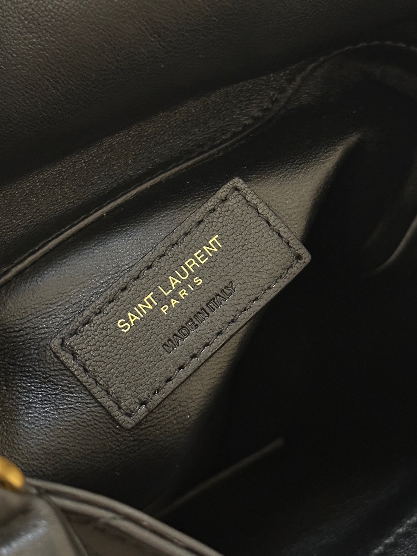 19-Zoll-Klappen-Eimertasche aus schwarzem Kalbsleder