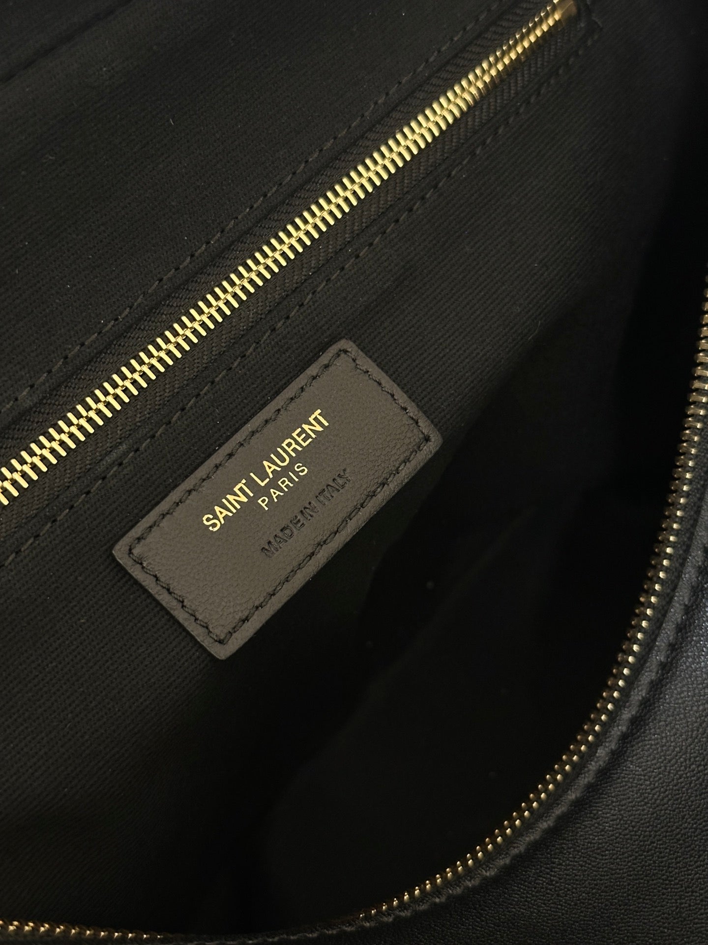 LIYA 31 Schwarze Reisetasche aus Kalbsleder im Vintage-Stil