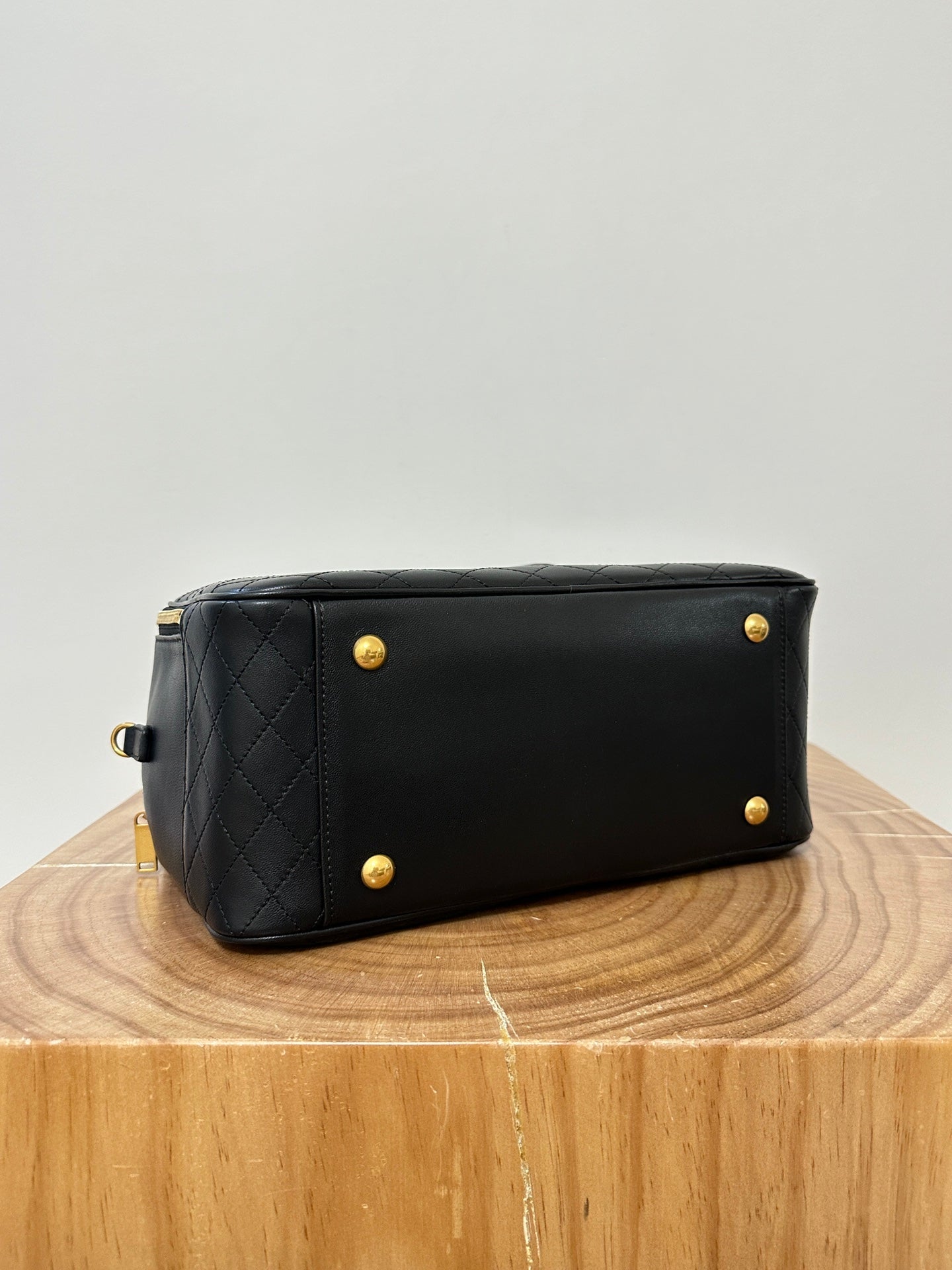 LIYA 31 Schwarze Reisetasche aus Kalbsleder im Vintage-Stil