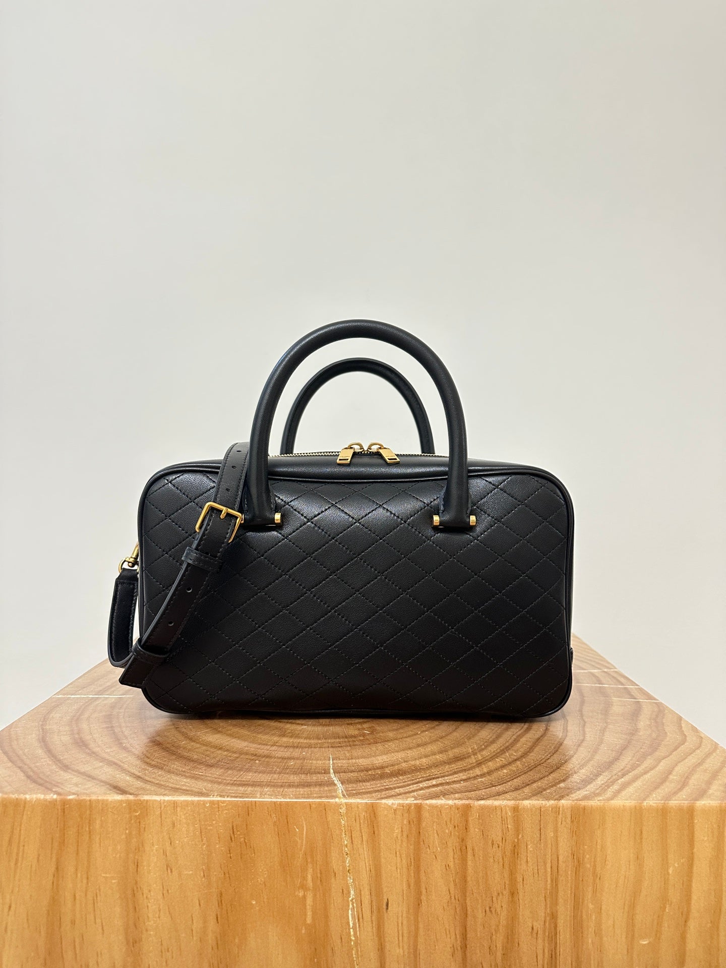 LIYA 31 Schwarze Reisetasche aus Kalbsleder im Vintage-Stil