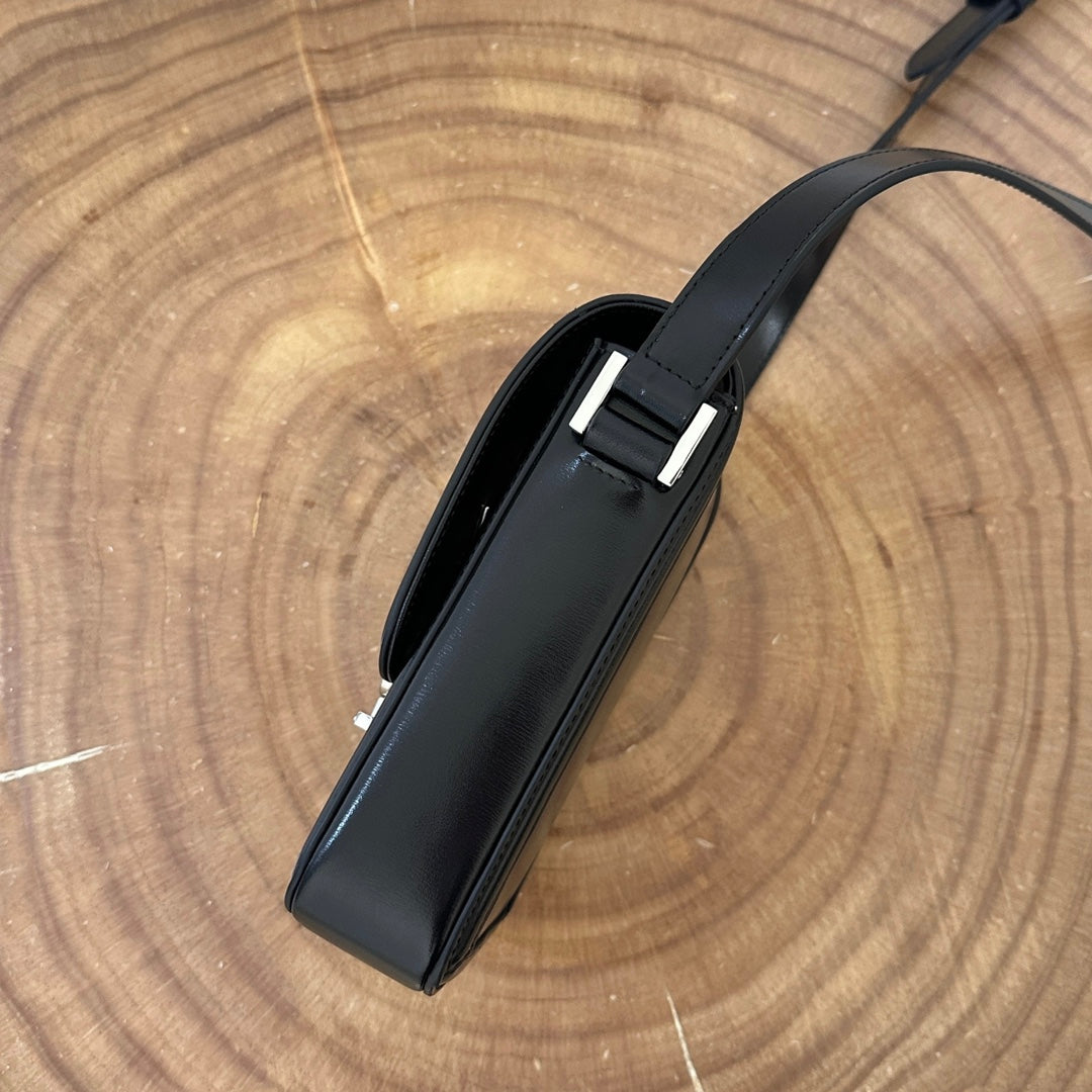 SOLFERINO 18 Handytasche aus schwarzem Kalbsleder