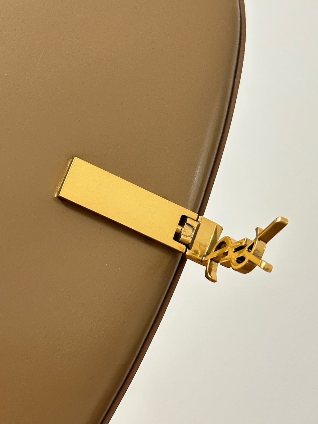 VOLTAIRE 17 KARAMELLBRAUN KALBSLEDERTASCHE