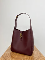 LE 5 À 7 GROSSE, GESCHMACKSRICHTUNG 31 IN WEINROT GEGRÜNES KALBSLEDER