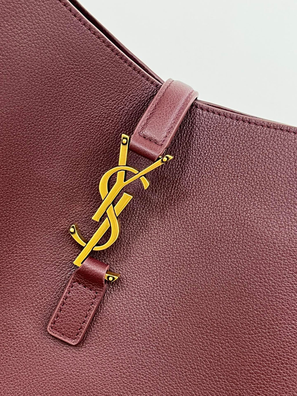 LE 5 À 7 GROSSE, GESCHMACKSRICHTUNG 31 IN WEINROT GEGRÜNES KALBSLEDER