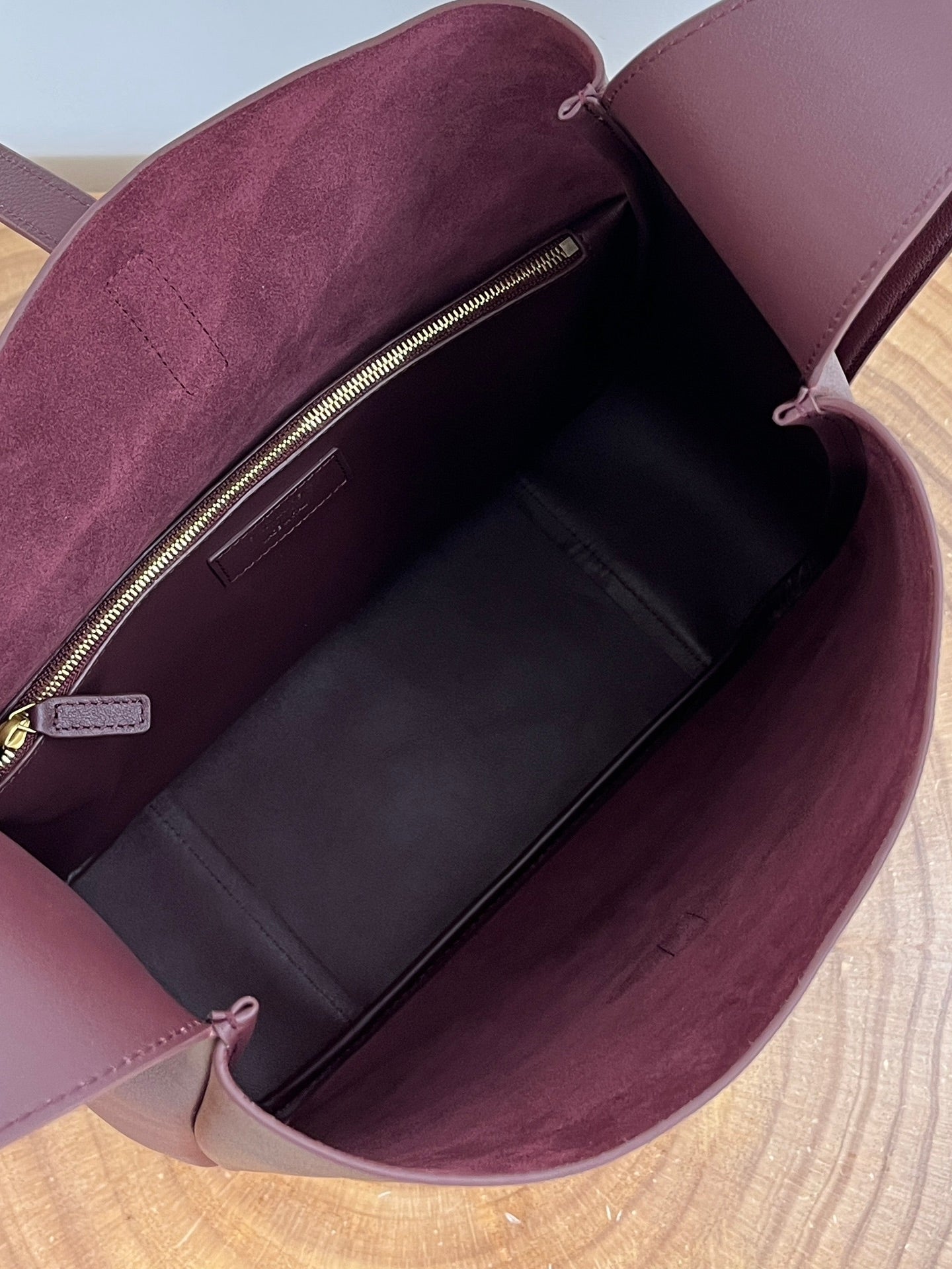 LE 5 À 7 GROSSE, GESCHMACKSRICHTUNG 31 IN WEINROT GEGRÜNES KALBSLEDER