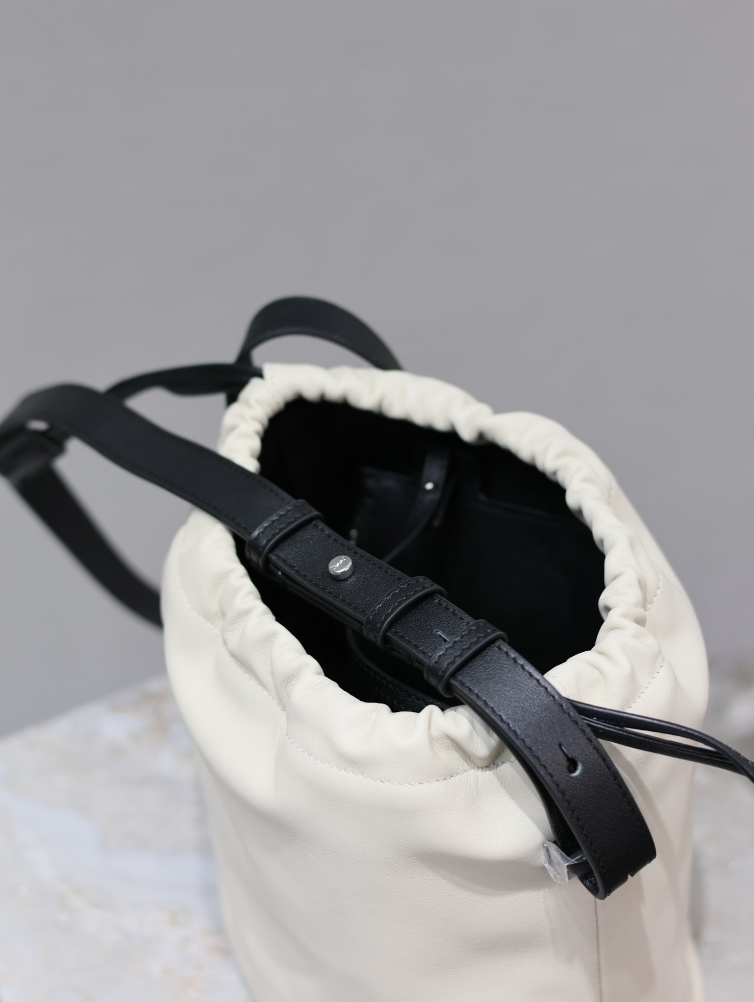 RIVE GAUCHE Bucket Bag 23 Zoll, weißes Kalbsleder