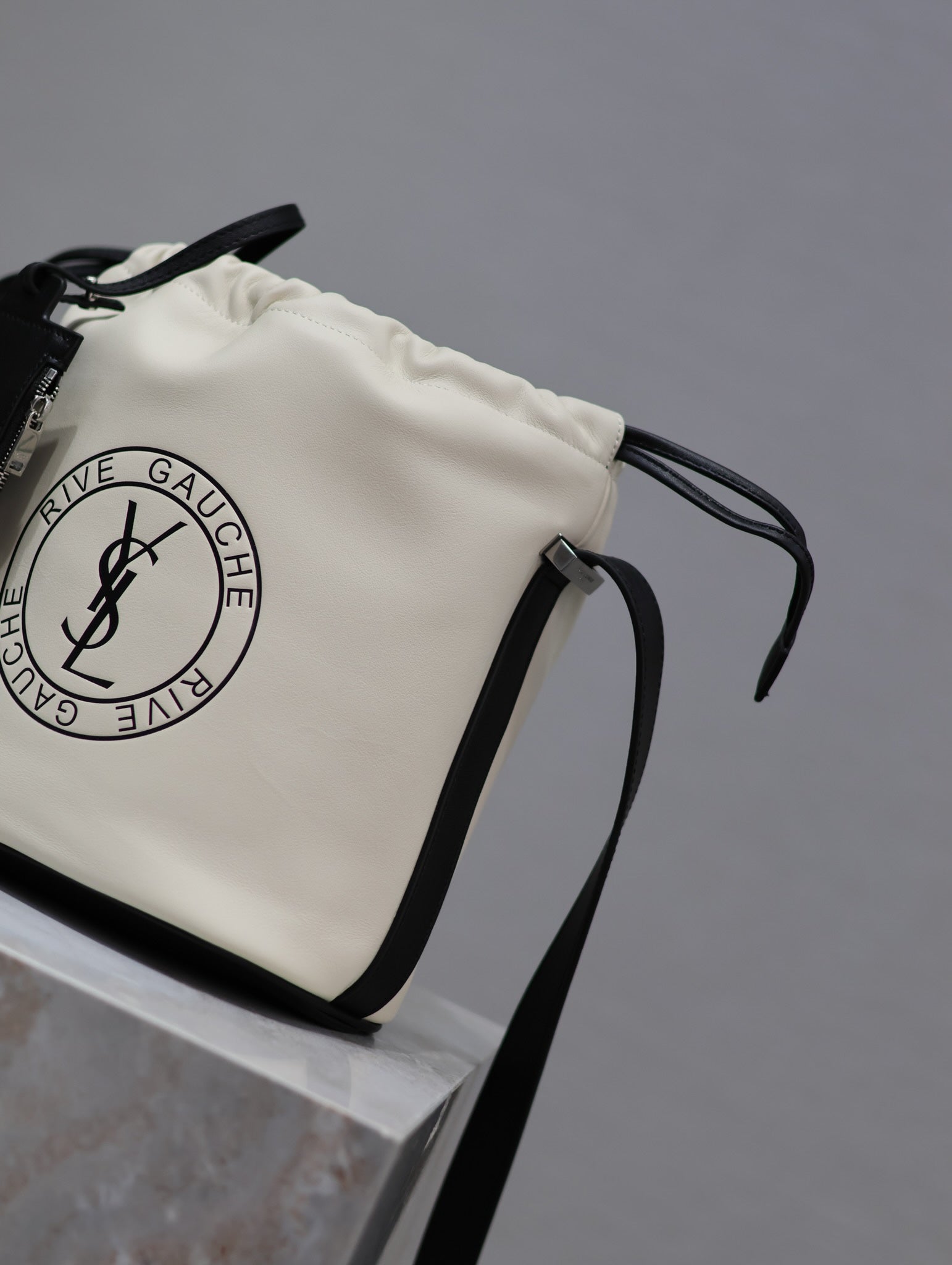 RIVE GAUCHE Bucket Bag 23 Zoll, weißes Kalbsleder