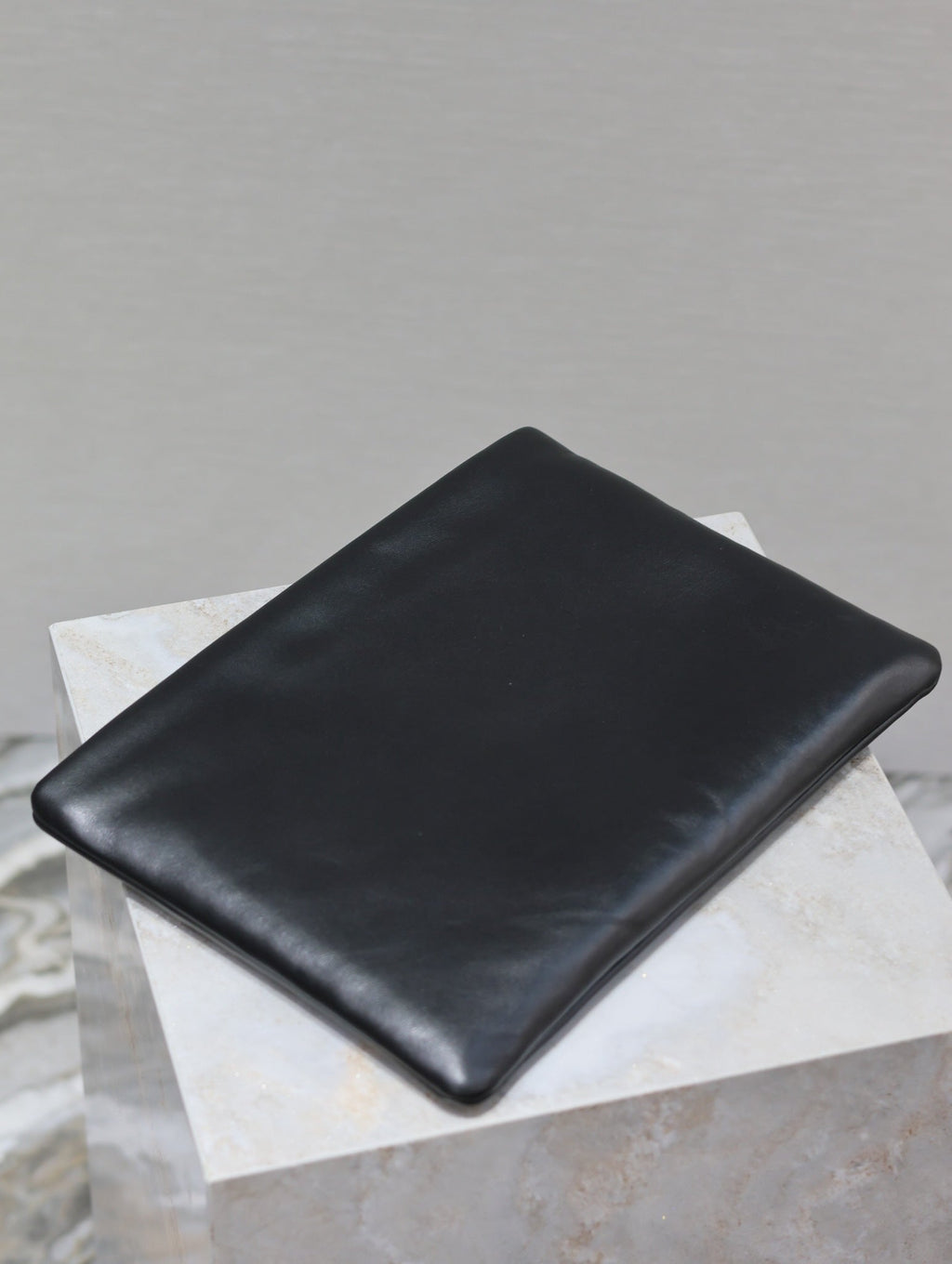 CALYPSO LARGE POUCH 30 IN BLACK SMOOTH LAMBSKIN