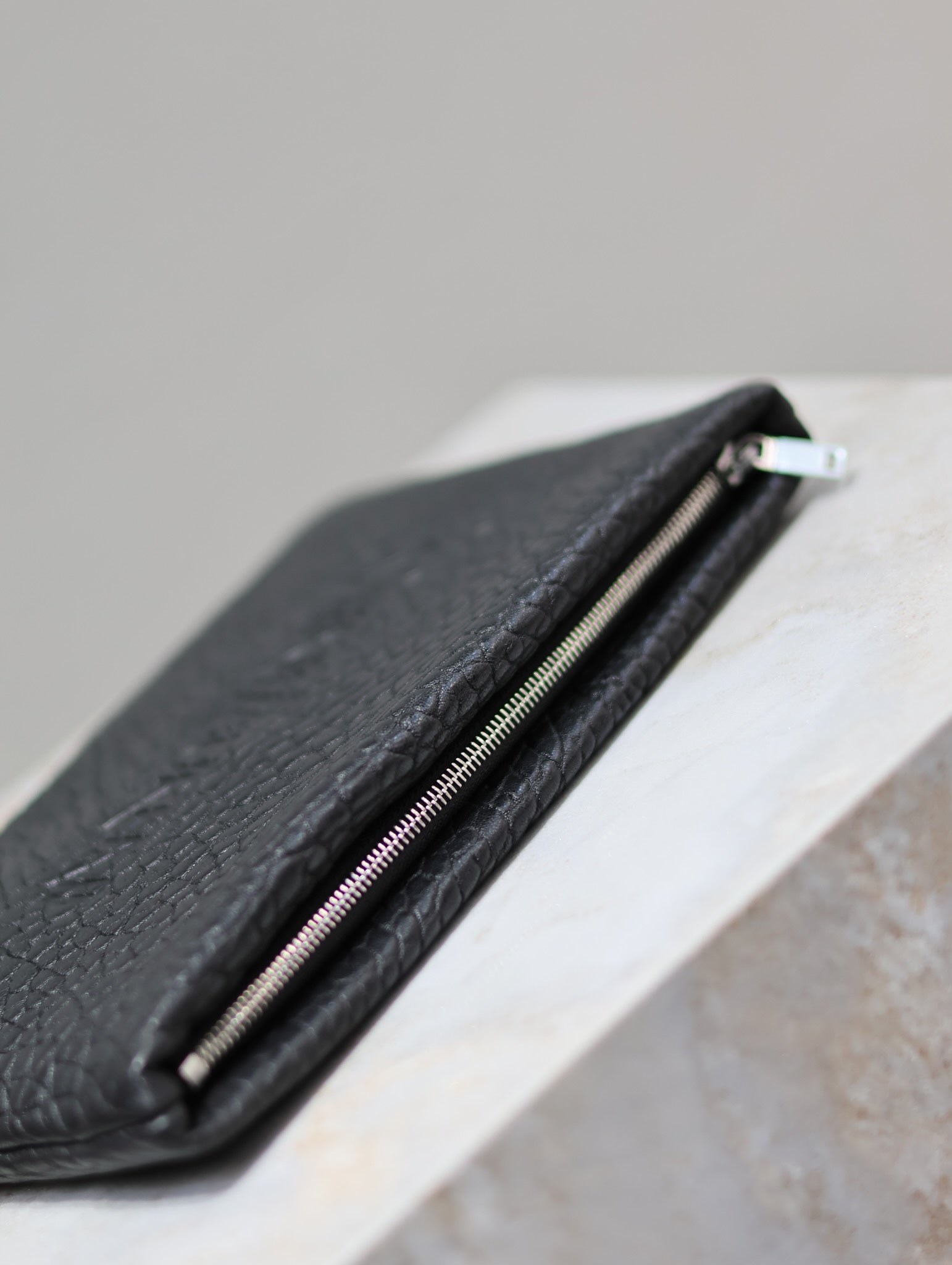 Tasche mit Elefantenmuster, 23 cm, aus schwarzem Lammleder, geprägtes Logo