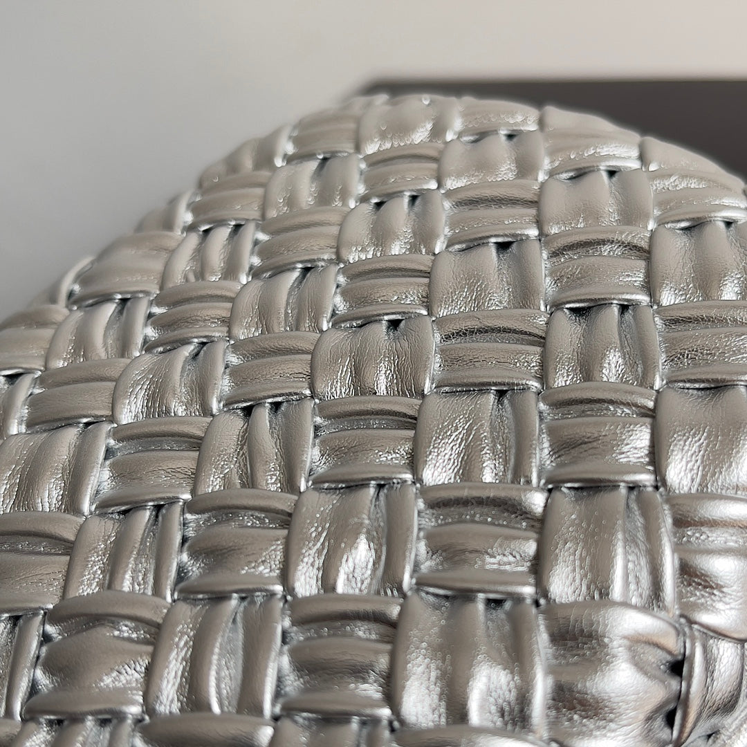 Klassischer Knoten 20 in silbernem Lammleder