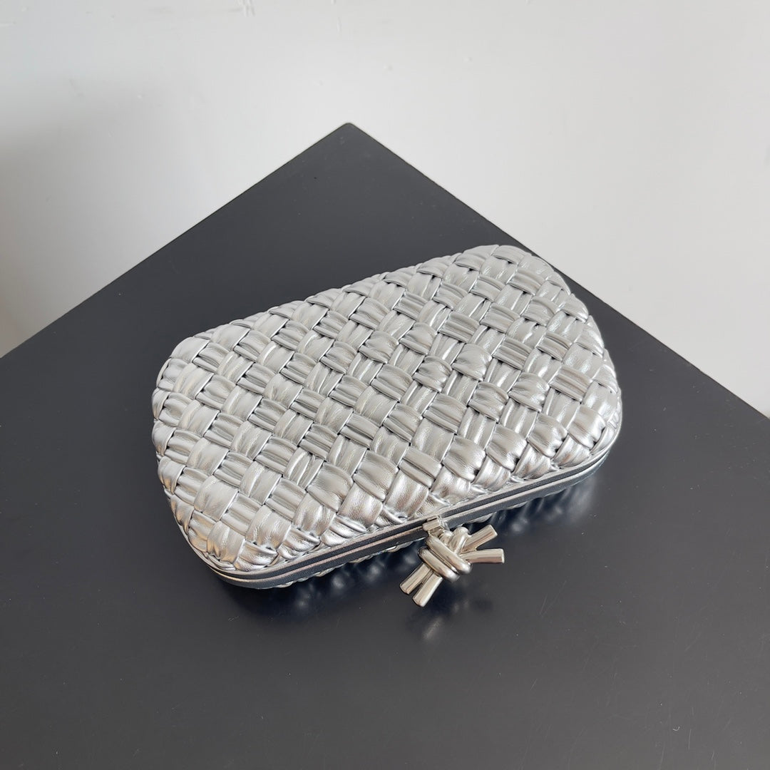 Klassischer Knoten 20 in silbernem Lammleder