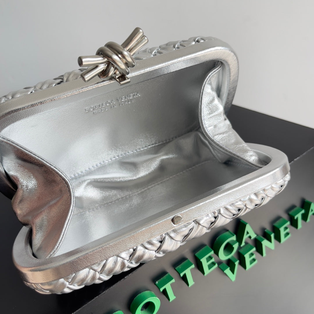 Klassischer Knoten 20 in silbernem Lammleder