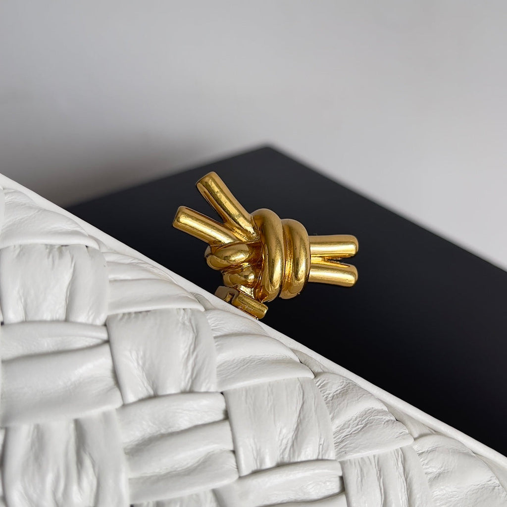 Klassischer Knoten 20 in weißem Lammleder