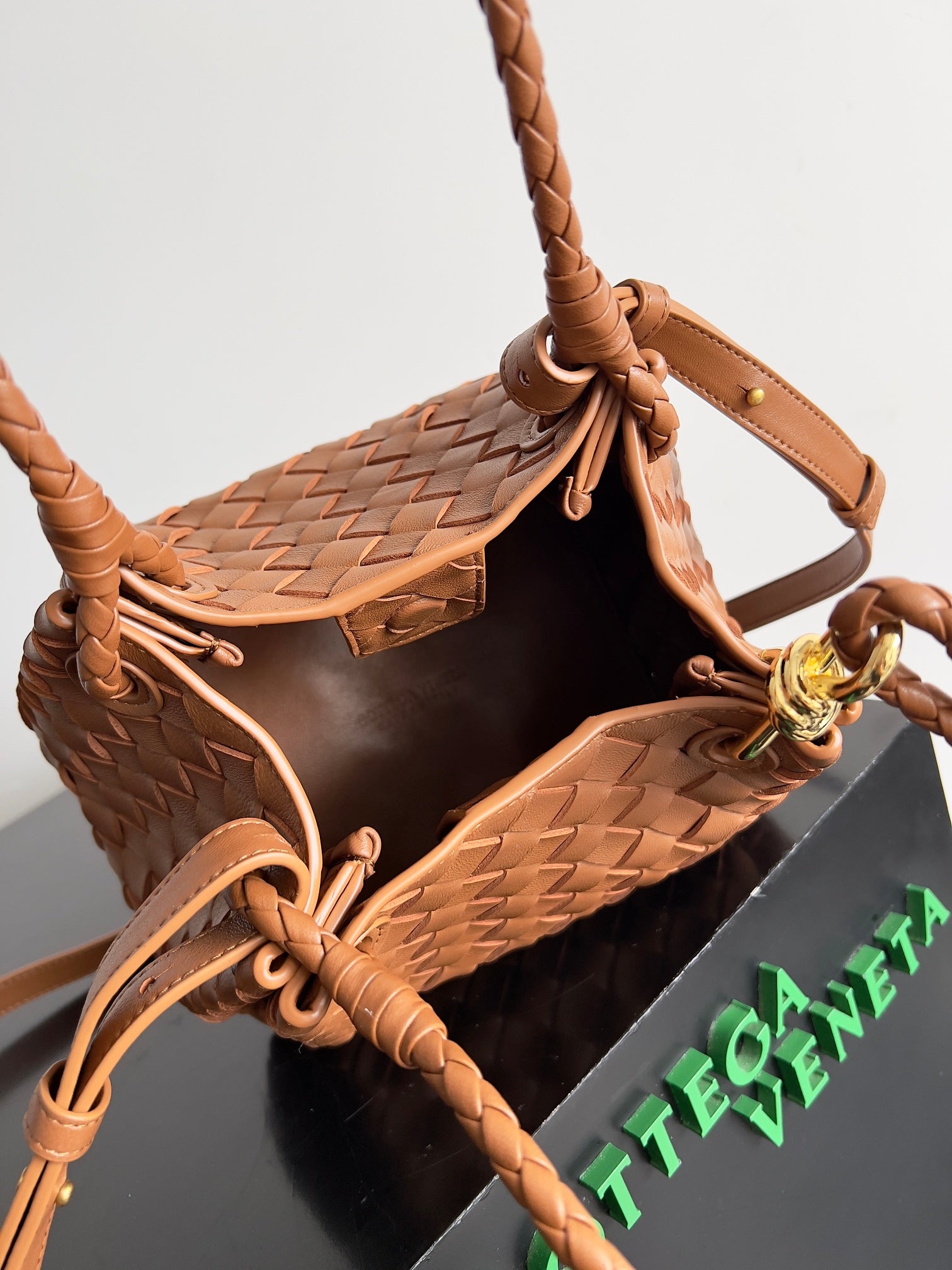 BV Small Parachute 21 Tan Lambskin Ghw 