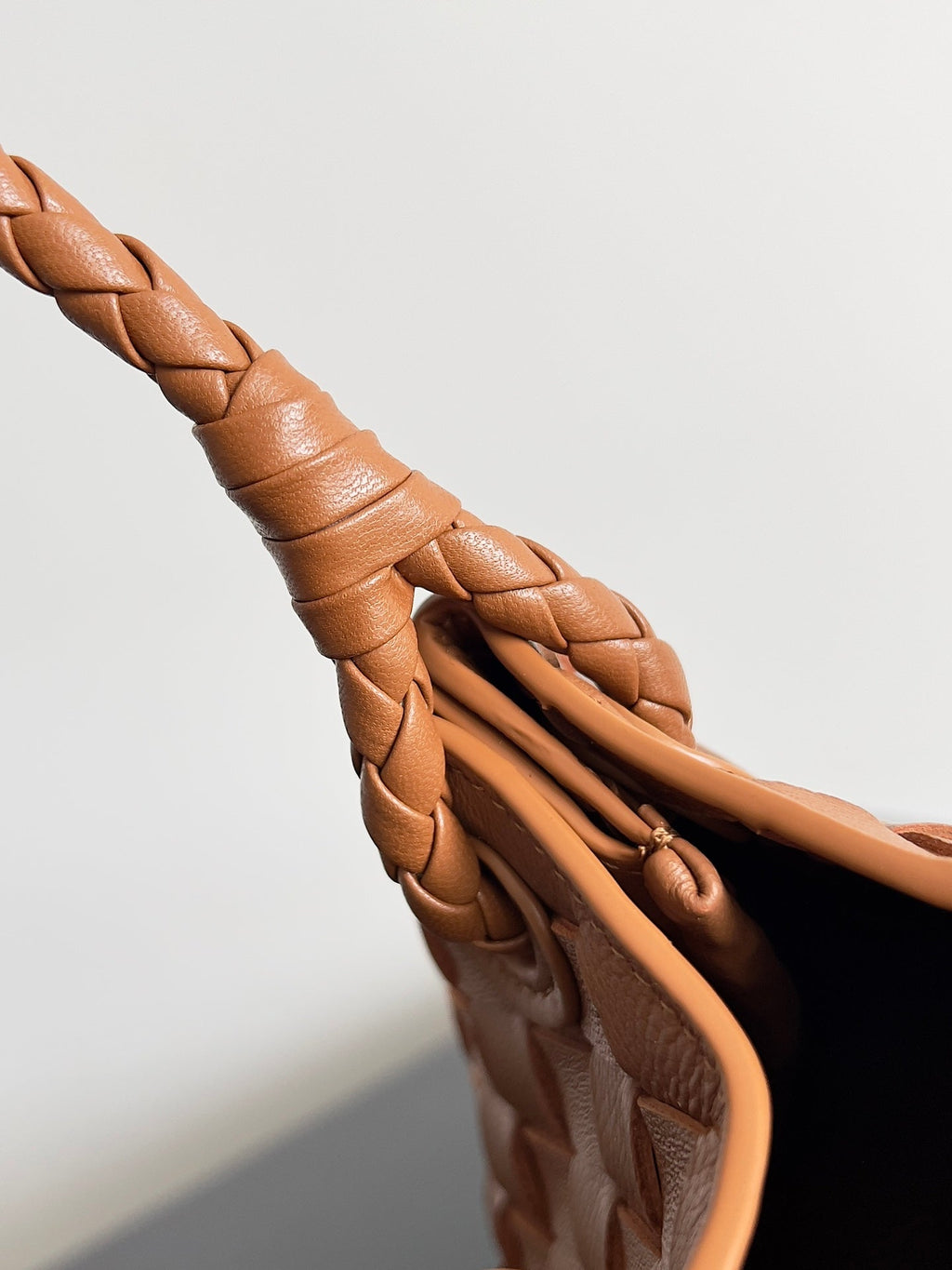 BV Small Parachute 21 Tan Lambskin Ghw 