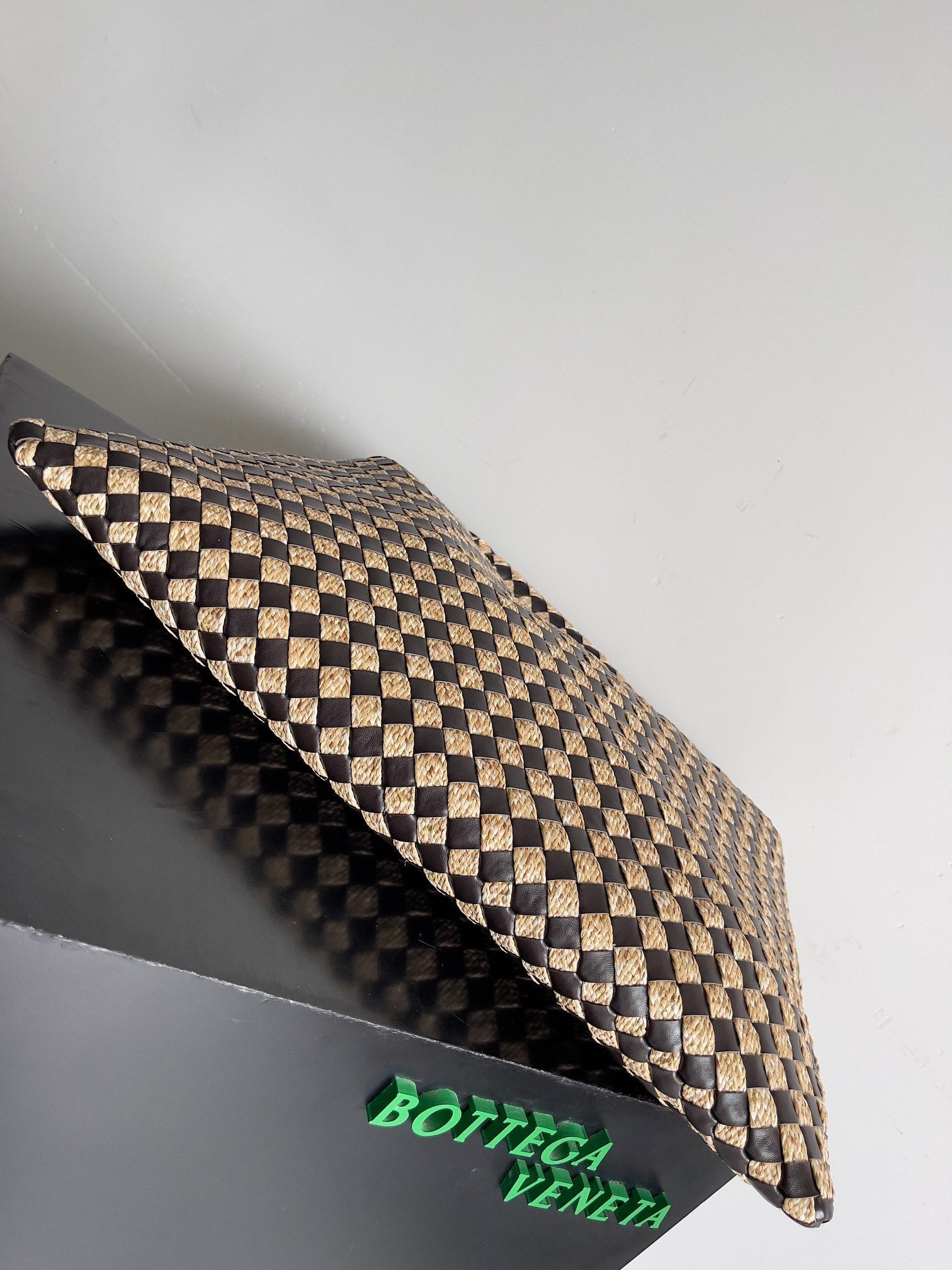 GROSSER HOP 54 IN BRAUNES KALBSLEDER UND BEIGE RAFFIA