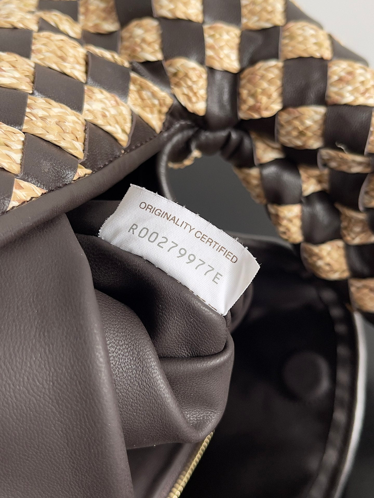 GROSSER HOP 54 IN BRAUNES KALBSLEDER UND BEIGE RAFFIA