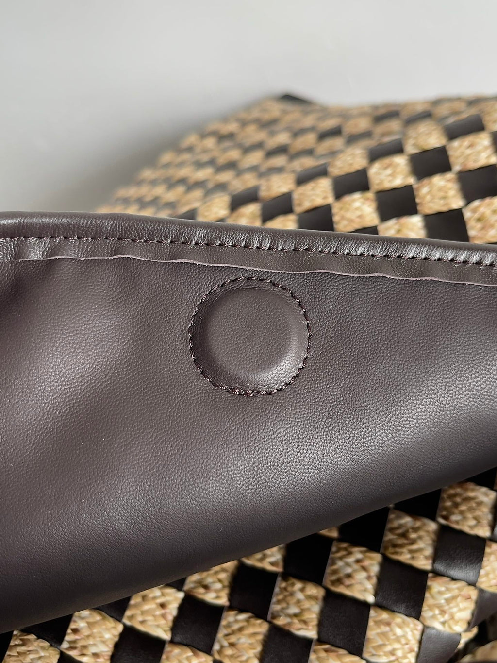 GROSSER HOP 54 IN BRAUNES KALBSLEDER UND BEIGE RAFFIA
