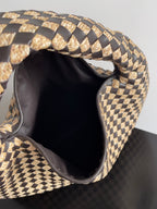 GROSSER HOP 54 IN BRAUNES KALBSLEDER UND BEIGE RAFFIA