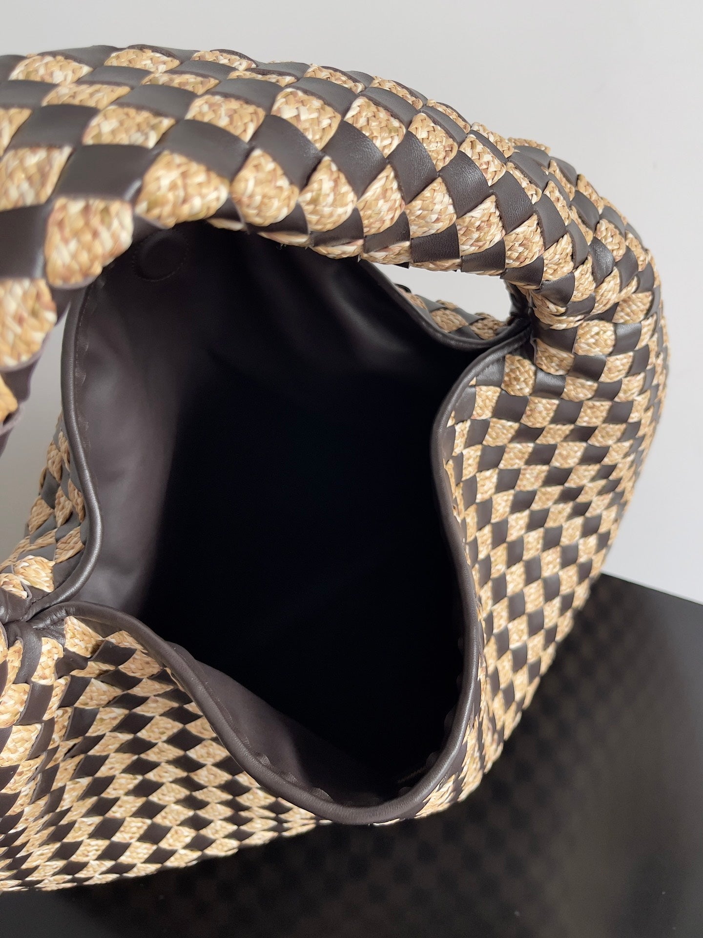 GROSSER HOP 54 IN BRAUNES KALBSLEDER UND BEIGE RAFFIA