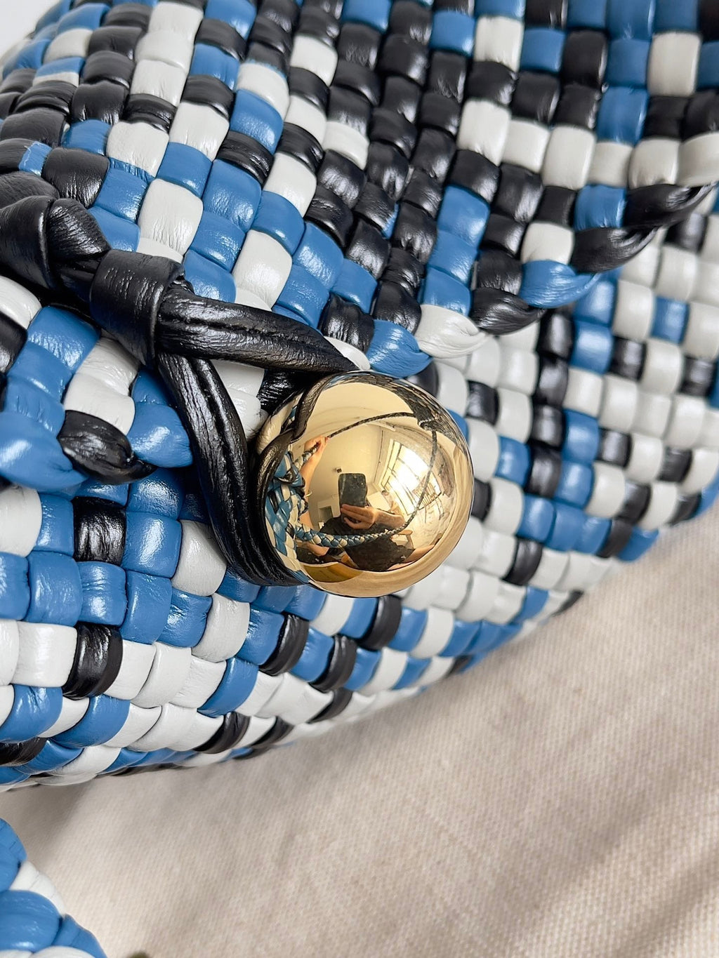 TOSCA SCHULTERTASCHE 27 IN BLAU MIX SCHWARZ-WEISSEM LAMMLEDER