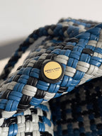 TOSCA SCHULTERTASCHE 27 IN BLAU MIX SCHWARZ-WEISSEM LAMMLEDER