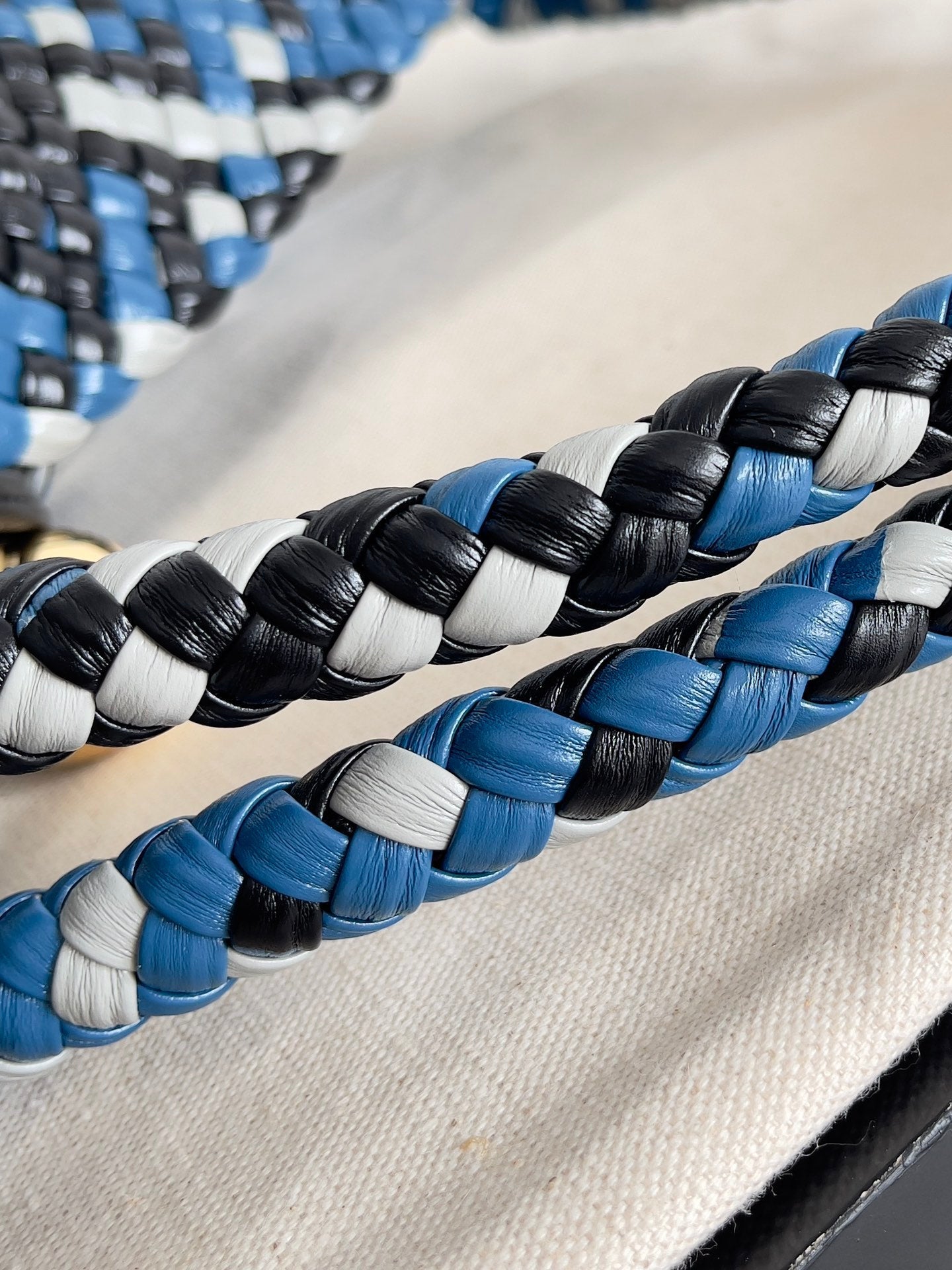 TOSCA SCHULTERTASCHE 27 IN BLAU MIX SCHWARZ-WEISSEM LAMMLEDER