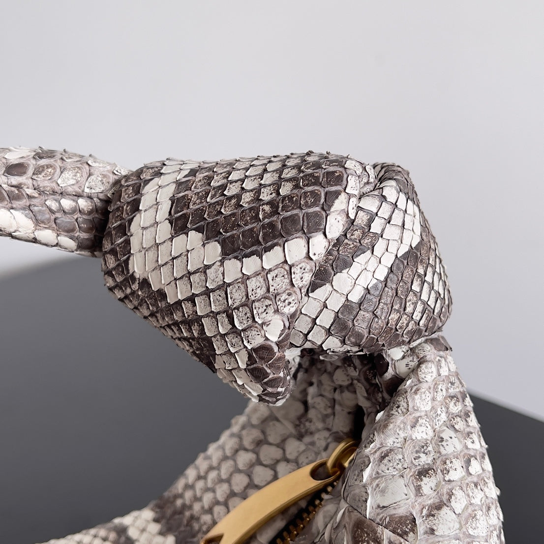 MINI JODIE 23 IN SCHLANGENMUSTER-KALBSLECK