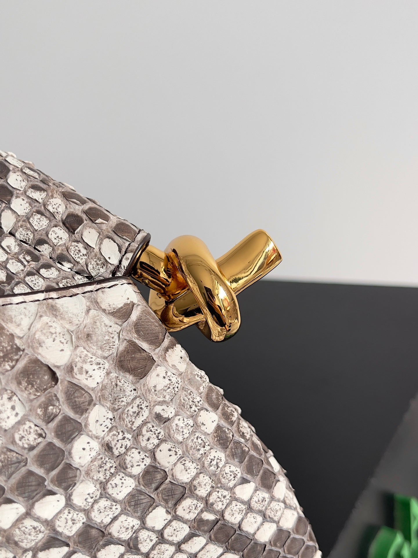 Kleines Solstice 30 Zoll Kalbsleder mit Schlangenmuster