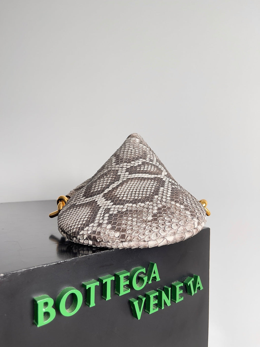 Kleines Solstice 30 Zoll Kalbsleder mit Schlangenmuster