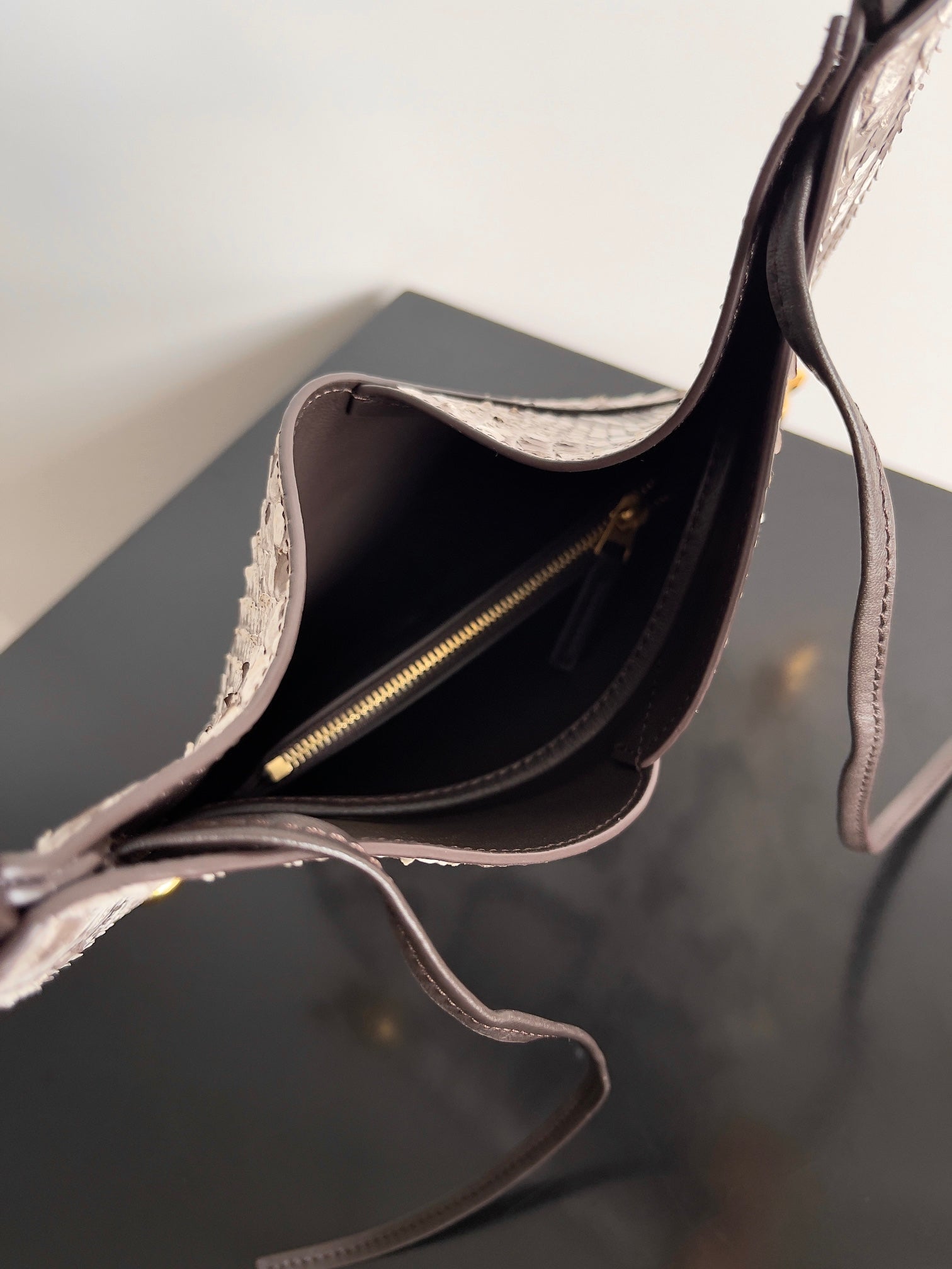 Kleines Solstice 30 Zoll Kalbsleder mit Schlangenmuster