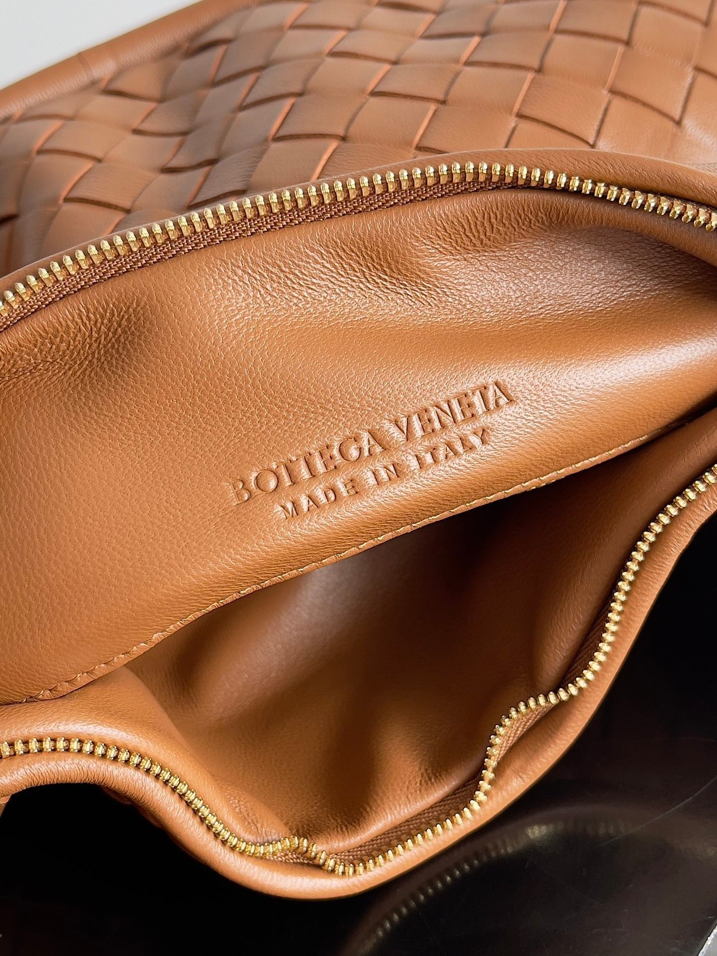 MITTLERE GEMELLI SCHULTERTASCHE 36 IN BRAUNES LAMMLEDER