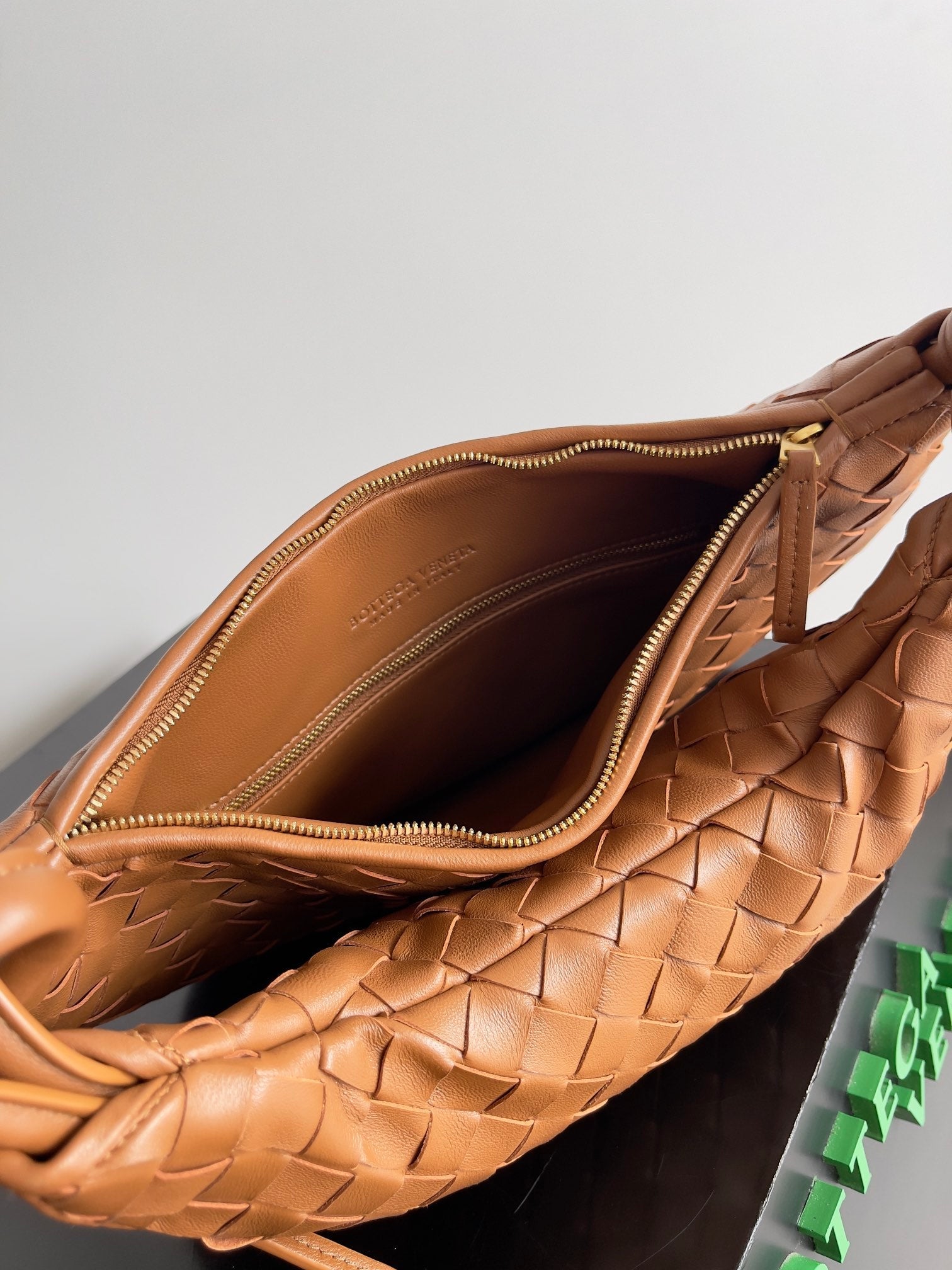 MITTLERE GEMELLI SCHULTERTASCHE 36 IN BRAUNES LAMMLEDER