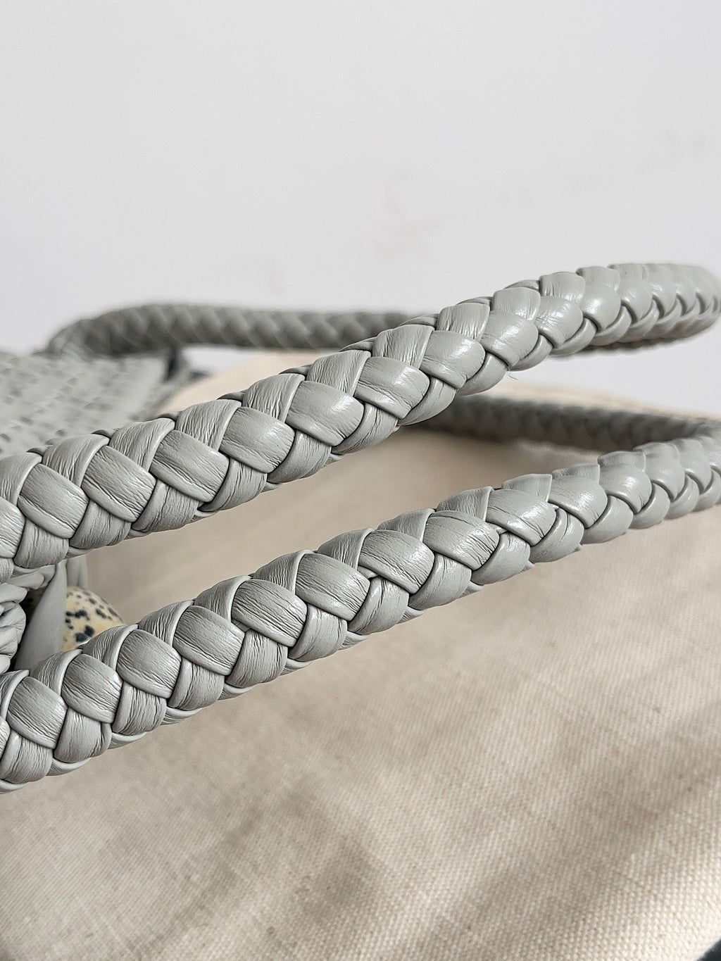 TOSCA SCHULTERTASCHE 27 IN AGATGRAUES LAMMLEDER MIT DALMATA-STEIN-DETAILS