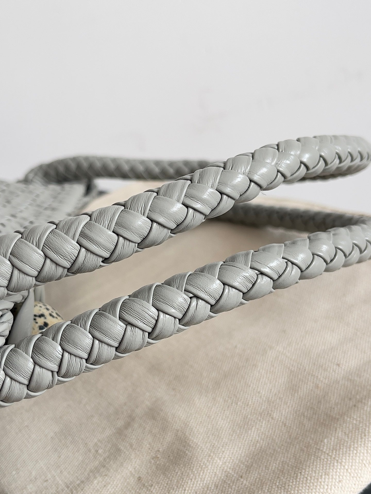 TOSCA SCHULTERTASCHE 27 IN AGATGRAUES LAMMLEDER MIT DALMATA-STEIN-DETAILS