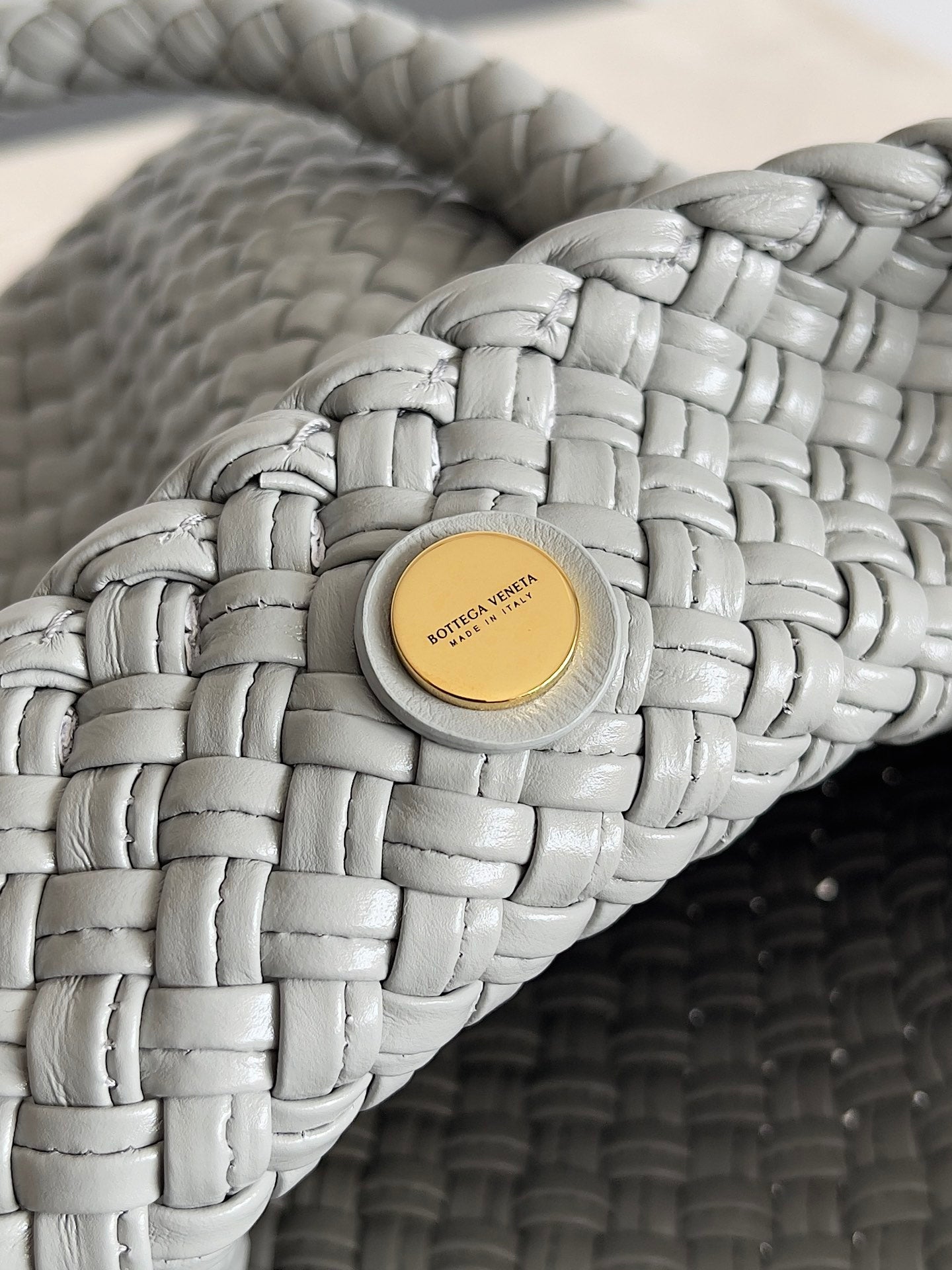 TOSCA SCHULTERTASCHE 27 IN AGATGRAUES LAMMLEDER MIT DALMATA-STEIN-DETAILS