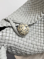 TOSCA SCHULTERTASCHE 27 IN AGATGRAUES LAMMLEDER MIT DALMATA-STEIN-DETAILS