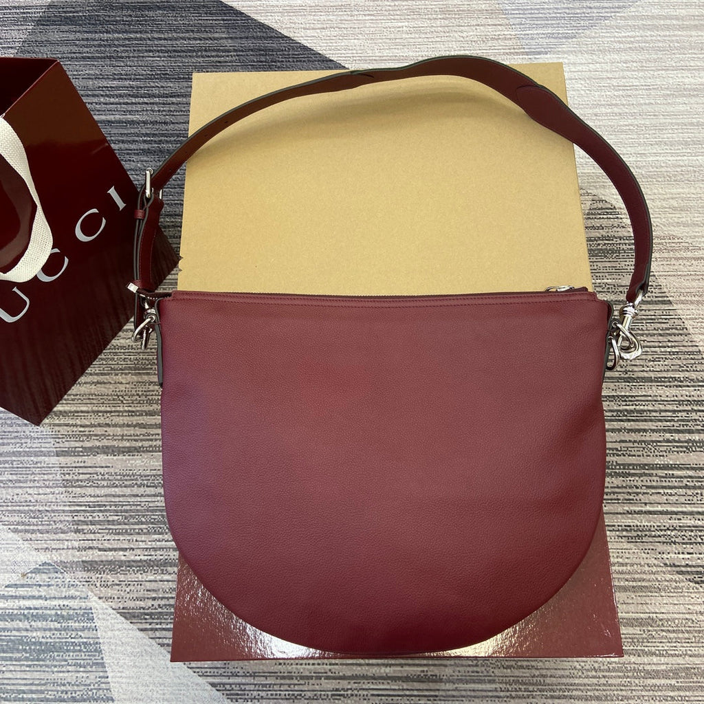 Schultertasche 40 in Burgunderrotem Kalbsleder mit silbernen Beschlägen