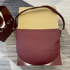 Schultertasche 40 in Burgunderrotem Kalbsleder mit silbernen Beschlägen