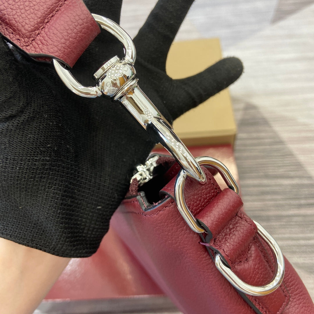 Schultertasche 40 in Burgunderrotem Kalbsleder mit silbernen Beschlägen