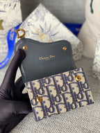 SADDLE LOTUS GELDBÖRSE 11 IN SCHWARZ MONOGRAMM SCHRÄGJACQUARD