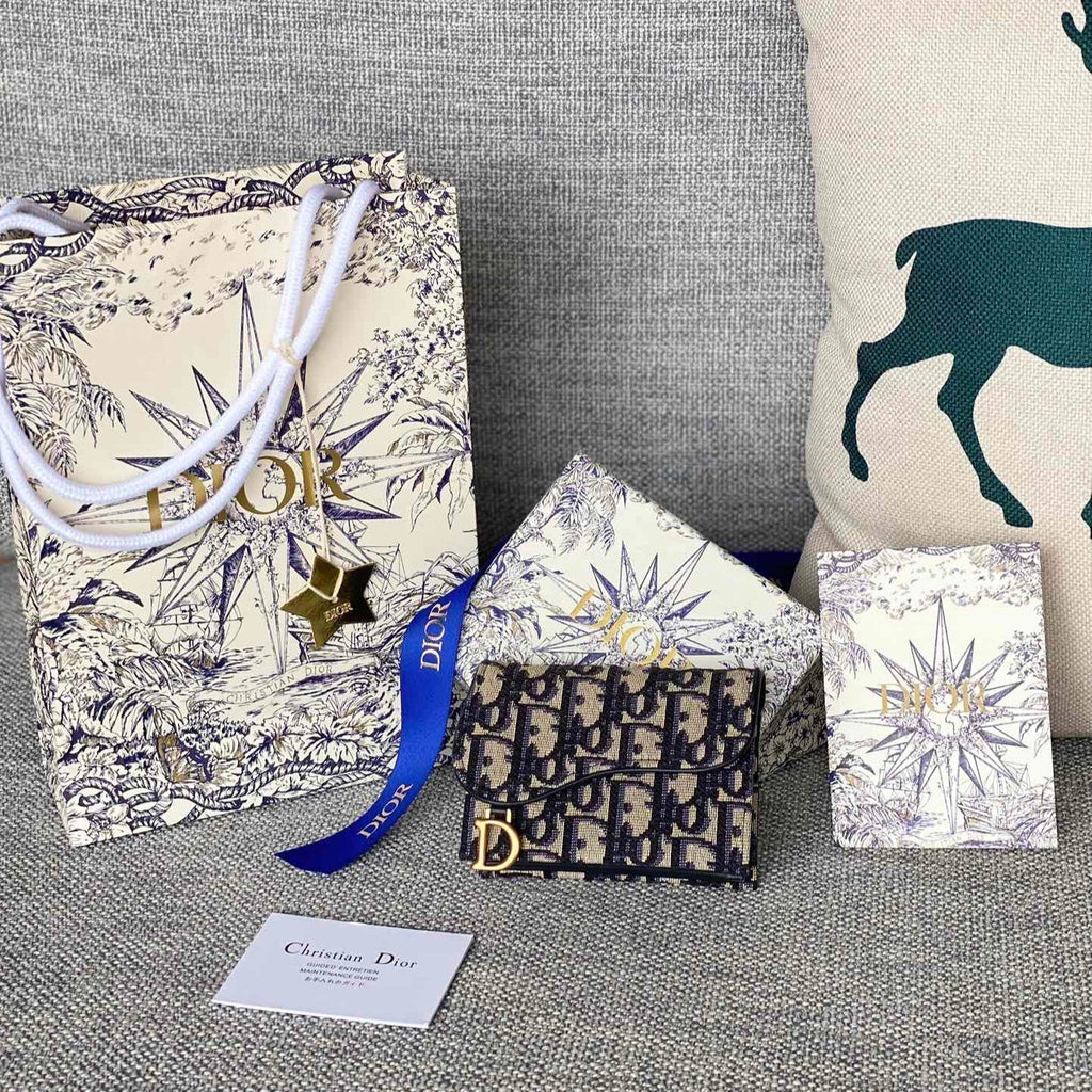 SADDLE LOTUS GELDBÖRSE 11 IN SCHWARZ MONOGRAMM SCHRÄGJACQUARD