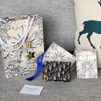 SADDLE LOTUS GELDBÖRSE 11 IN SCHWARZ MONOGRAMM SCHRÄGJACQUARD