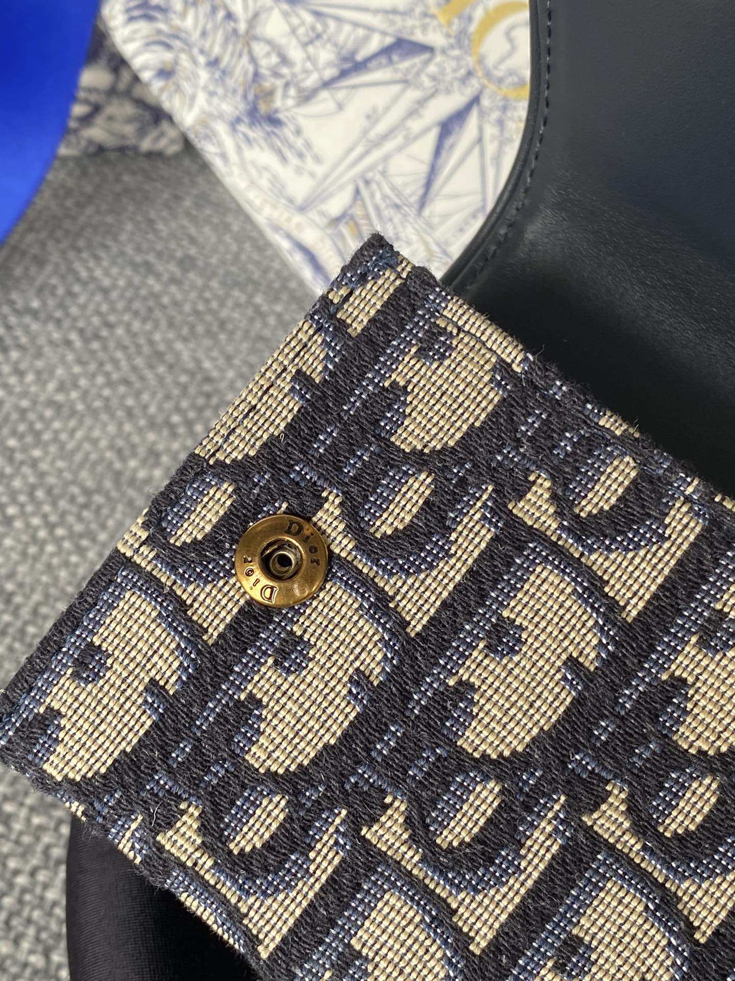SADDLE LOTUS GELDBÖRSE 11 IN SCHWARZ MONOGRAMM SCHRÄGJACQUARD