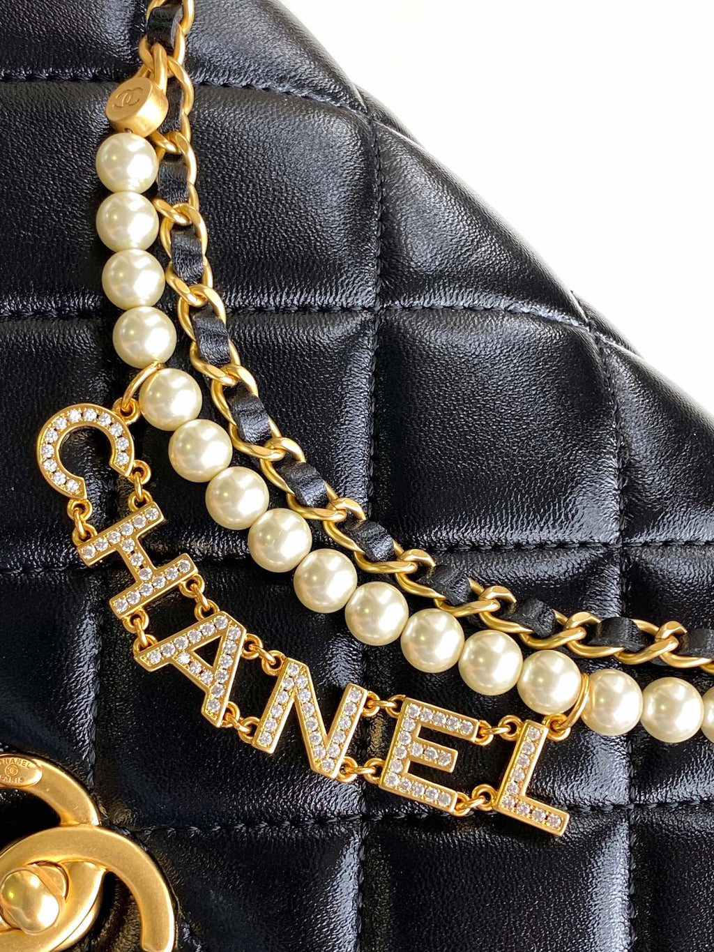 CC MEDIUM 22 Klapptasche aus schwarzem Lammleder mit goldenen Beschlägen